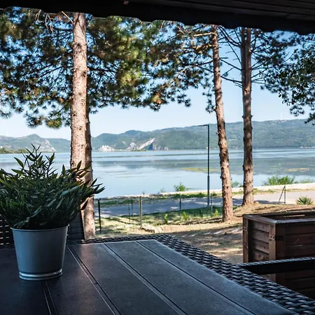 Semesterbostad Borova Bajka *